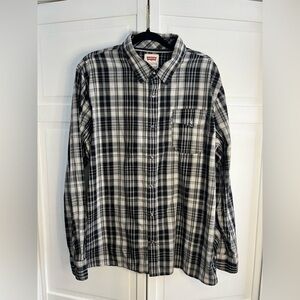 Levi’s black plaid, Pearl button-down long sleeve shirt. Men’s XL